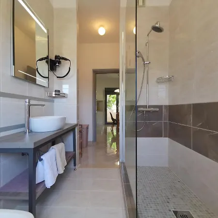 Pineta With Terrace & Park Wood View Appartamento Pola