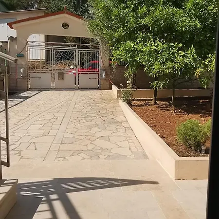 Pineta With Terrace & Park Wood View Apartment Pula