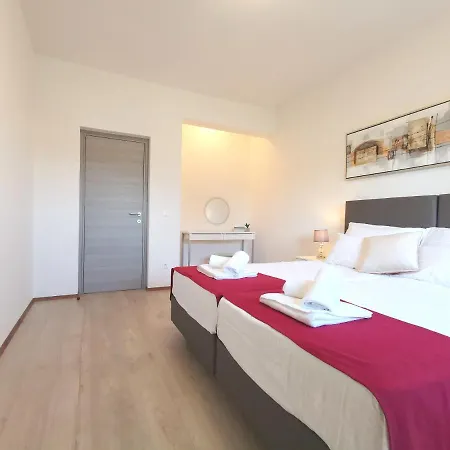 Apartment Pineta With Terrace & Park Wood View