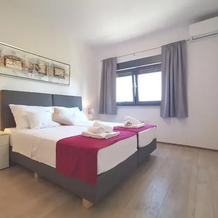 Pineta With Terrace & Park Wood View Apartment *